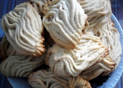 1. Этап. Печенье через мясорубку со сметаной: Ставим противень в разогретую до 180 градусов духовку и запекаем в течение 20-25 минут до золотистого цвета.