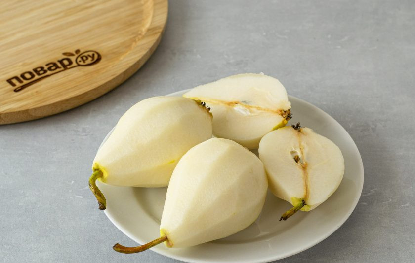 1. Этап. Варенье из груши с маком и ванилью: Груши помойте, очистите от кожуры. Удалите сердцевину. Нарежьте на квадратики среднего размера.