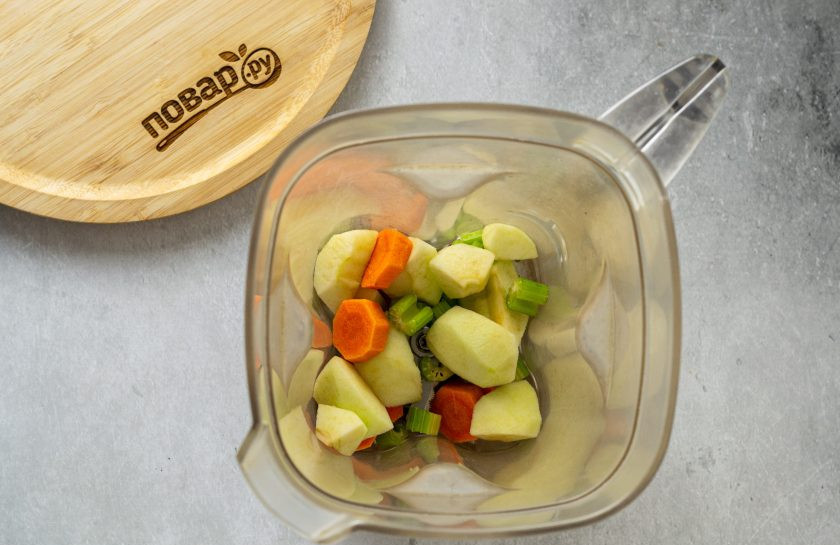 1. Этап. Смузи из сельдерея, яблока и апельсина: Измельчите все ингредиенты в блендере до однородной консистенции.