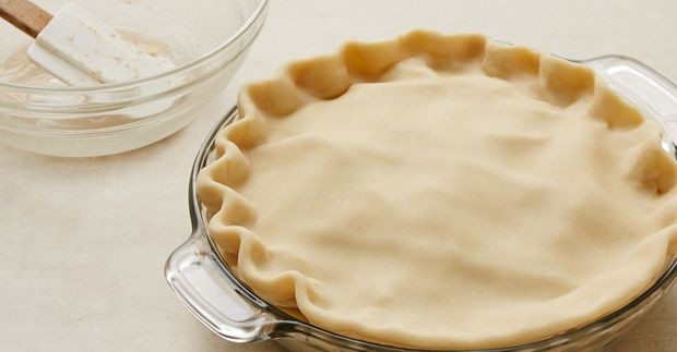 1. Этап. Пирог с лимоном и яблоками: 2. Яблоки вымойте и очистите от косточек, затем нарежьте небольшими кусочками, выложите в миску. Лимон разрежьте на 2 части, выдавите сок одной половинки, а вторую нарежьте такими же кусочками, как и яблоки, отложите в сторону. К яблокам добавьте сахар и специи, выложите их на тесто, затем выложите лимон. Закройте пирог вторым пластом.