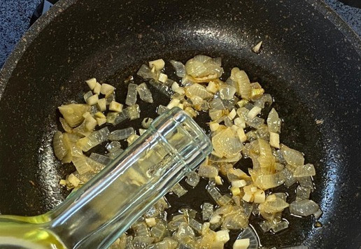 1. Этап. Паштет из копченых мидий: Влейте белое сухое вино и потомите на среднем огне, минут пять.