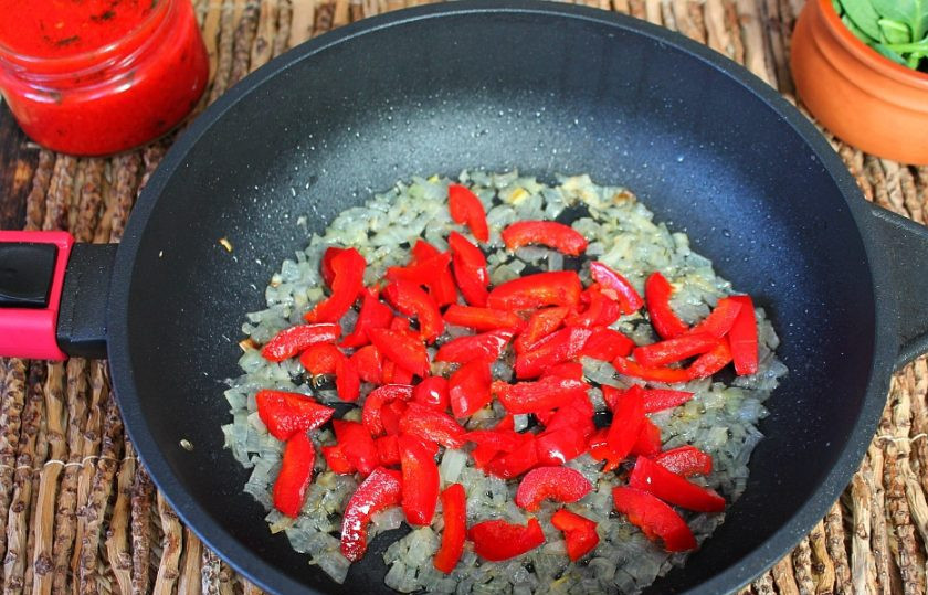 1. Этап. Фасоль Пинто: Добавляем нарезанный мелко болгарский перец и готовим на малом огне в течение 10 минут.