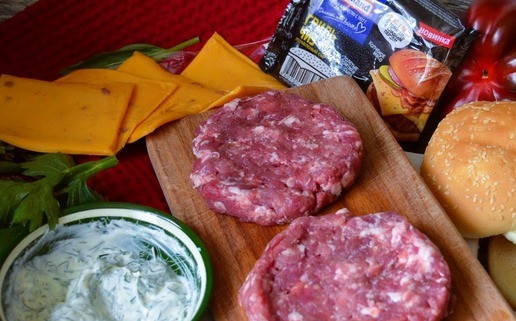 1. Этап. Бургер Пестрая осень: 1. Из фарша сформовать котлеты, по размеру чуть больше чем булочка. 2. Приготовить соус : смешать майонез, масло оливковое, нарубить мелко зелень и добавить в смесь.