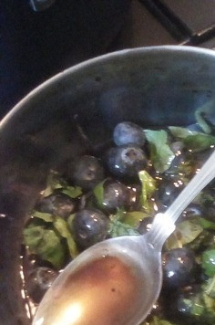 1. Этап. Суп-пюре из батата и черники: Делаем соус. Поместить в отдельную кастрюлю чернику, нарезанный базилик, лимонный соус, мед, соль и бальзамик.