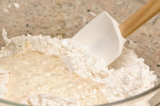 1. Этап. Хлеб на пиве: 2. Мешайте до тех пор, пока тесто полностью не станет 