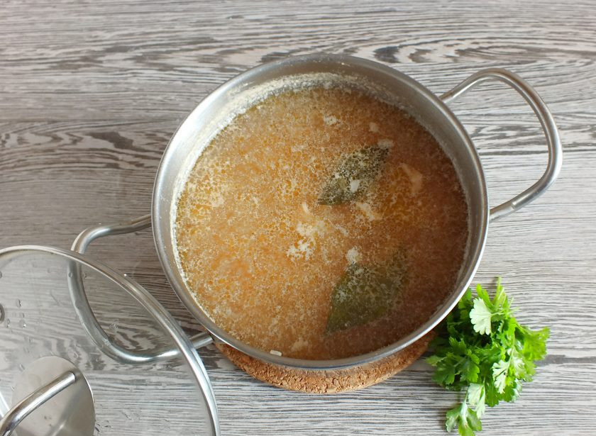 1. Этап. Рыбный суп Калья: Добавьте лавровый лист, зелень. Нагревайте еще 3 минуты. После огонь выключите, накройте крышкой и дайте настояться 30 минут.