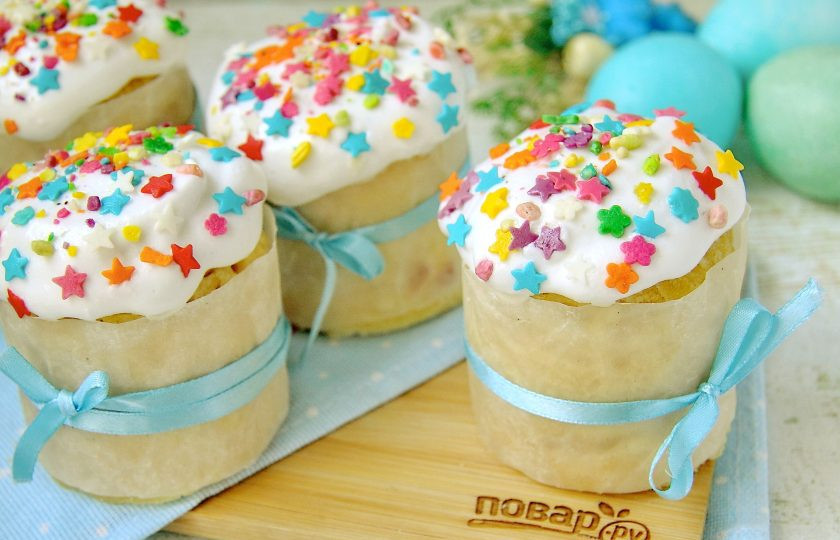 1. Этап. Кулич в микроволновке: Куличи в микроволновке готовы. Поливаем их глазурью и украшаем по вкусу.