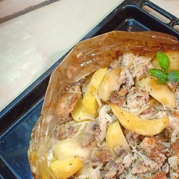 1. Этап. Кролик под соусом, запечённый в пакете: Далее выложить мясо с картофелем и грибами в сметанно-горчичном соусе на блюдо, можно посыпать зеленью петрушки. Приятного аппетита!