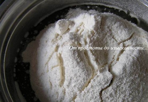 1. Этап. Постный шоколадный торт а-ля Наполеон: Всыпьте муку с солью, замесите тесто.