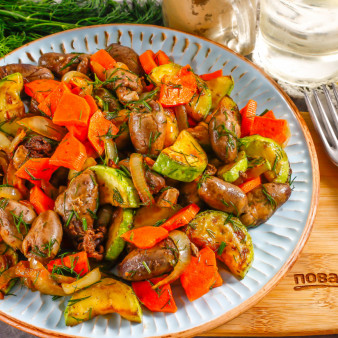 Теплый салат с куриными сердечками