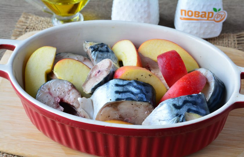 1. Этап. Скумбрия с яблоками запеченная в духовке: Форму для запекания смажьте растительным маслом, выложите скумбрию и яблоки. Можете еще немного полить рыбу маслом.