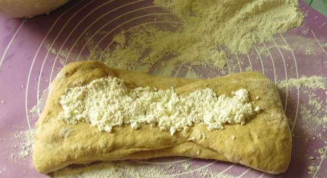 1. Этап. Выпечка из молочной сыворотки: 4. Творог укладываем в углубление по центру.