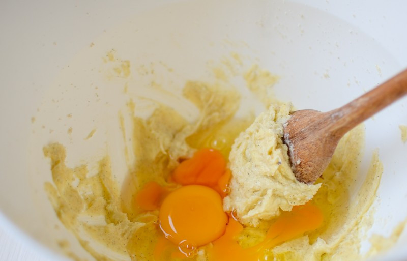 1. Этап. Маффины с маком: Добавить яйца, размешать.