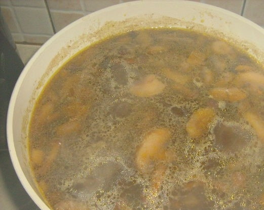 1. Этап. Суп из чечевицы с грибами: 3. Влейте бульон: грибной или мясной. Добавьте в супчик процеженную жидкость, в которой были замочены грибы.