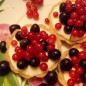 Пирожное корзиночки Красное и Чёрное Порубить в крошку размягчённый маргарин и муку. Добавить сахар и соду, гашенную уксусом. Замесить эластичное тесто. Скатать в шар и убрать в холодильник на 15 минут. Разделить тесто на 16 частей, каждую раскатать в лепёшку выложить в формочку, прижать пальцами. Выпекать 15 минут при t180°C. (Ориентируйтесь по своей духовке!)Остудить, достать из формочек. Получаются вот такие пышненькие корзиночки. Пока корзиночки выпекаются, приготовить крем:взбить сгущёнку с творогом, ванильным сахаром. Распустить желатин (у меня быстро растворимый), не доводя до кипения, в небольшом количестве воды (я взяла 40г.), немного остудить и добавить в крем. Опять взбить, подождать пока схватится и наполнить корзиночки. Украсить пирожные красной смородиной и чёрным виноградом.