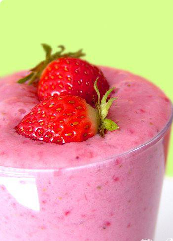 1. Этап. Клубничный замороженный йогурт: 2. Аккуратно перелейте вместе с выделившимся соком в кухонный комбайн, добавьте ванилин и йогурт, взбивайте до однородной массы. Выставьте получившуюся ягодную смесь на 1 час в холодильник.