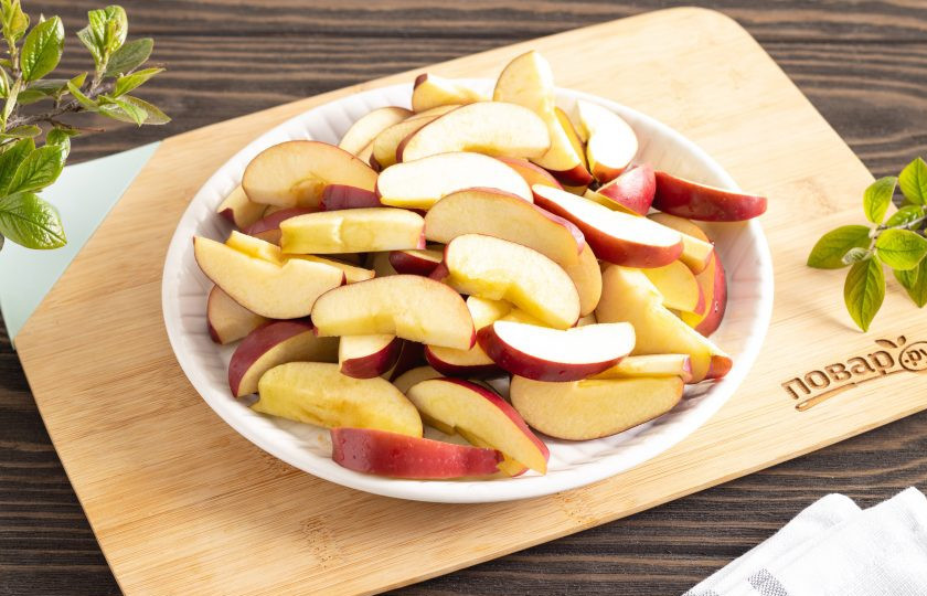 1. Этап. Как заморозить яблоки на зиму: Затем выберите способ нарезки. Мне удобнее нарезать яблоки дольками средней толщины Можно оставить яблоки половинками или нарезать кубиками.