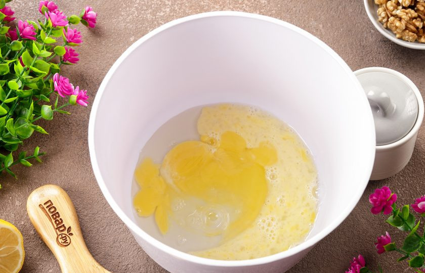 1. Этап. Пирог Равани: В глубокую миску добавьте яйца. Нам понадобится одно целое яйцо и половина. Для этого второе яйцо перемешайте в отдельной мисочке и добавьте нужное количество.