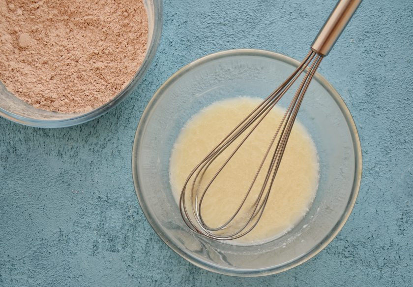 1. Этап. Кексы из цельнозерновой муки: А в другой жидкие.