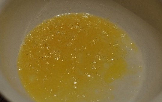 1. Этап. Быстрая пицца на кефире: 2. Вбейте яйцо в небольшую мисочку, добавьте немного соли и сахара. Взбейте немного вилкой.