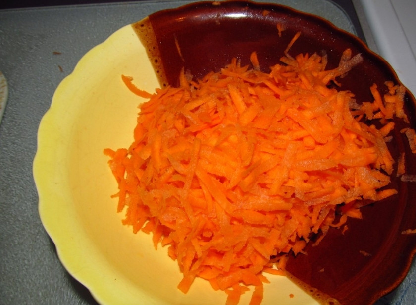 1. Этап. Щука, тушенная с луком: Лук нарезаем полукольцами, а морковь натираем.