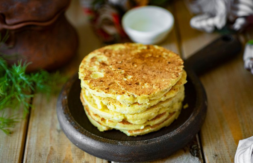 1. Этап. Кукурузные лепешки с творогом: Готовые кукурузные лепешки можно сразу же подавать к столу.