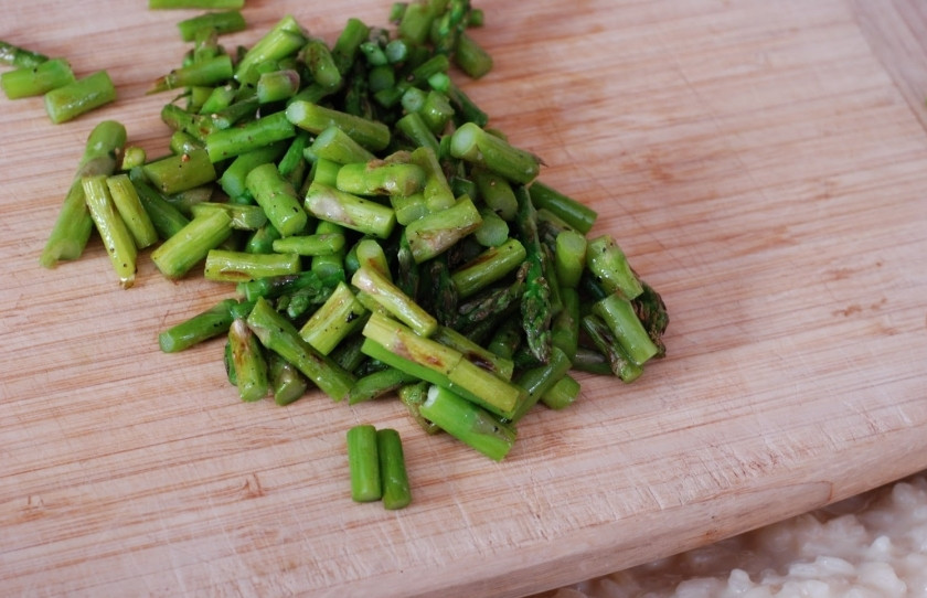 1. Этап. Ризотто с маскарпоне: Поскольку есть ризотто с маскарпоне без ничего - достаточно скучно, в качестве гарнира я обжарила спаржу.