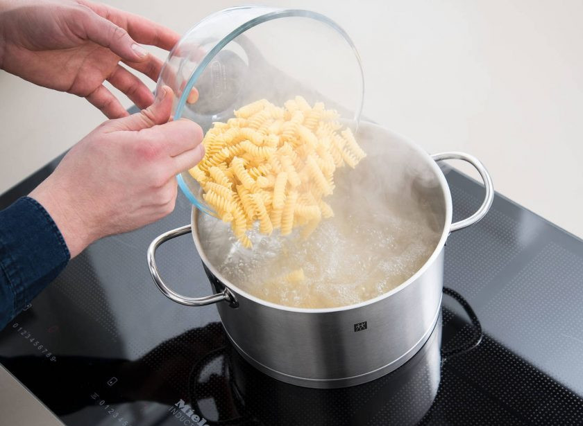 1. Этап. Паста-салат с Песто: 1. В кипящей воде отварите макароны до состояния 