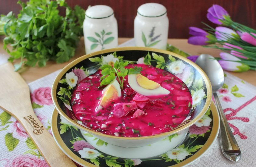 1. Этап. Холодный латышский суп: Латышский свекольный суп готов. Подавайте к столу со сметаной и свежим хлебом.