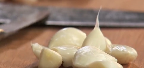 1. Этап. Сало с зеленью и чесноком: Очищаем зубчики чеснока.