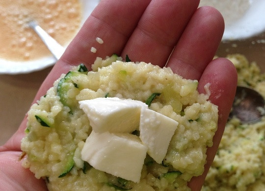 1. Этап. Аранчини из кускуса с цукини и моцареллой: 7. Из массы с кускусом формируем лепешку (чуть меньше столовой ложки), в центр выкладываем моцареллу. Формируем шарик.