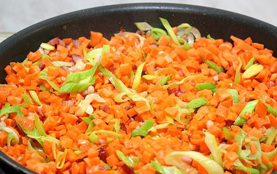 1. Этап. Франкфуртский овощной суп: Теперь добавляем корень петрушки и морковь, перемешиваем и обжариваем еще 2 минуты.