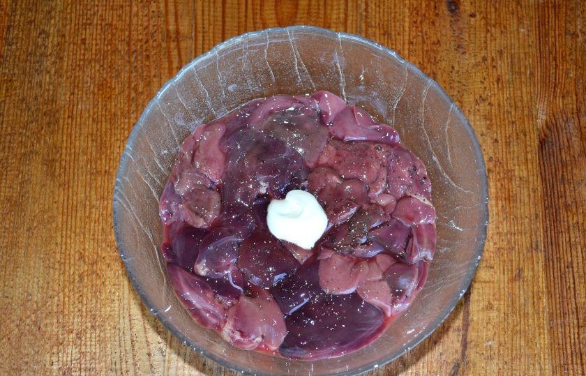 1. Этап. Печень в беконе на мангале: Для большей сочности я рекомендую добавить немного сметаны. Но можно обойтись и без нее.