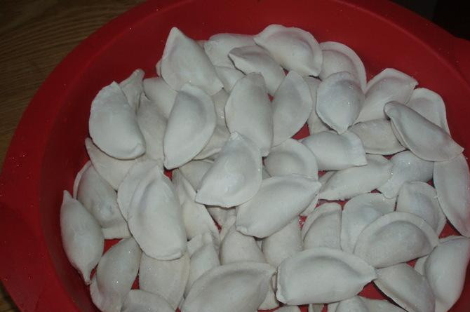 1. Этап. Пельмени на скорую руку: 1. Форму для запекания смазываем любым жиром и выкладываем пельмени в один слой.