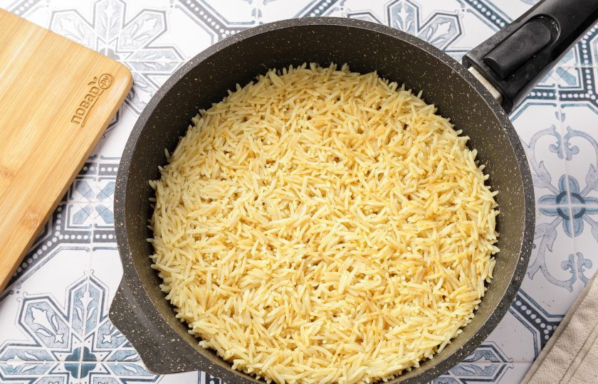 1. Этап. Ароматный рис: Дать покипеть без крышки до тех пор, пока рис не впитает всю воду.