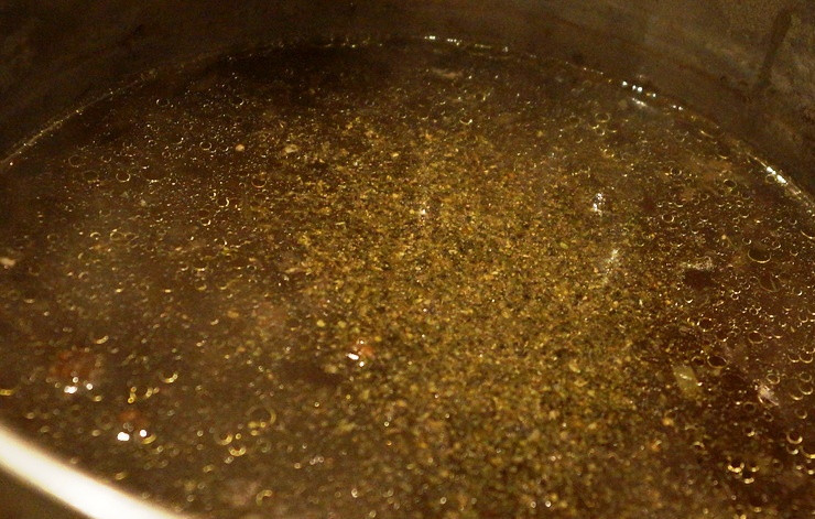 1. Этап. Суп из свежих подберезовиков: Добавьте их в суп к грибам, посолите и поперчите по вкусу, проварите вместе 5-10 минут.