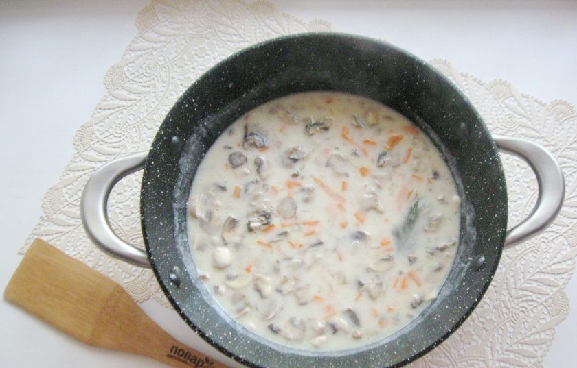 1. Этап. Гречаники с грибным соусом: Прогрейте соус 3-4 минуты.