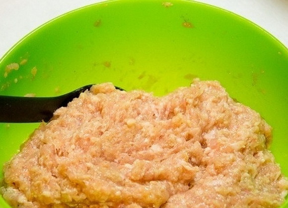 1. Этап. Куриные зразы с пикантной начинкой: Хорошенько все перемешайте, дайте фаршу немного постоять.