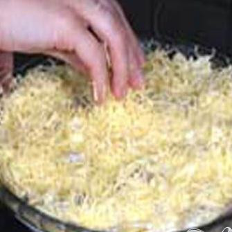 1. Этап. Макаронная запеканка с телячьими языками: 5. Тертым сыром посыпаем сверху и примерно минут на пятнадцать поставим в разогретую духовку, температура 170 градусов.