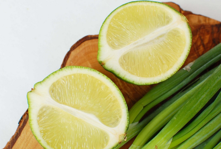 1. Этап. Простой салат с авокадо: Для заправки салата я использую сок лайма, смешанный с оливковым маслом. Так готовим заправку.