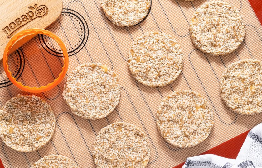 1. Этап. Печенье из кунжута и банана: Выложите тесто с помощью формочки печенье на силиконовый или тефлоновый коврик для выпечки. Печенью лучше делать тонким, чтобы она равномерно пропеклось и оставалось хрустящим. Рекомендую брать 1-1.2 ч.л. теста на 1 печенье. Выпекайте печенье 10-15 минут в хорошо разогретой до 180 градусов духовке.