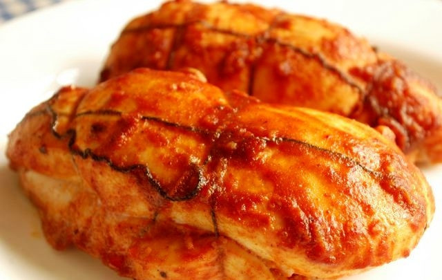 1. Этап. Пастрома из куриного филе: Запекаем куриное филе 15-20 минут при 250 градусах.