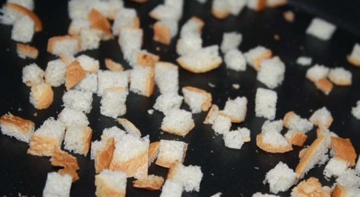 1. Этап. Салат из лосося горячего копчения: 3. На следующем этапе подготовьте домашние крутоны. Для этого нарежьте несколько кусочков багета кубиками, подсушите их в духовке.