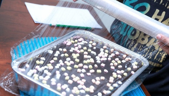 1. Этап. Вкусный торт из печенья: 9. Аккуратно накройте форму и отправьте в холодильник минимум часов на 6-8.