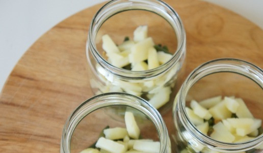 1. Этап. Салат с тушёнкой из индейки: Следующим слоем выложить картофель, порезанный ломтиками.