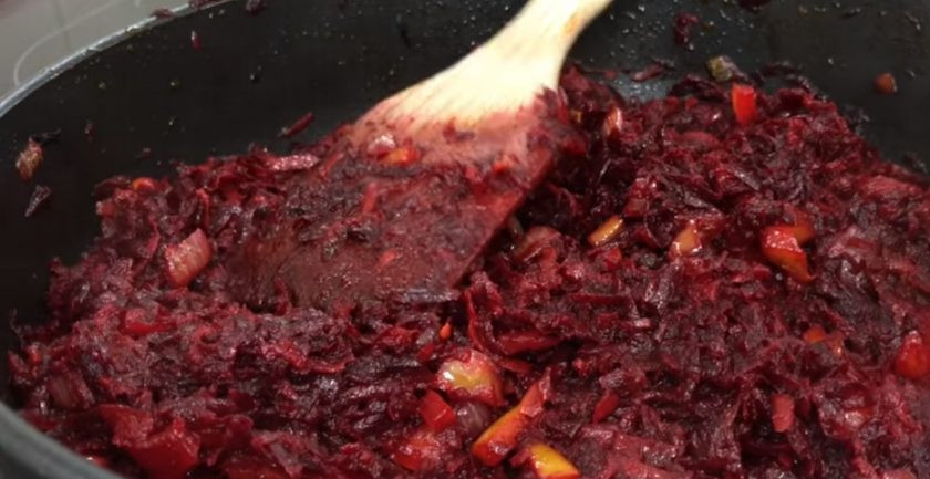 1. Этап. Икра из свеклы просто и недорого: 5. Готовые лук с морковью и перцем добавьте к свекле, перемешайте и готовьте еще в течение нескольких минут. Приятного аппетита!