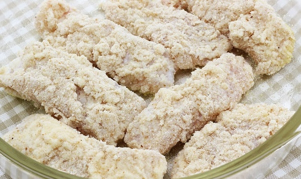 1. Этап. Рыбные наггетсы: 5. Форму для запекания смажьте маслом и выложите в нее приготовленные наггетсы.