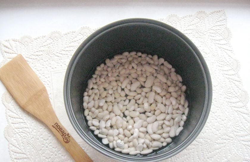 1. Этап. Фасоль в томате в мультиварке: Залейте водой так, чтобы она была на палец выше фасоли. Посолите фасоль.