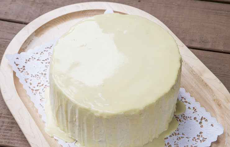 1. Этап. Белый шоколадный торт: 10. Полстакана сливок прогреваем до пузырьков, заливаем ими измельченный белый шоколад и перемешиваем до растворения. Полученной массой поливаем наш торт. Осталось только остудить торт и подать. Приятного!