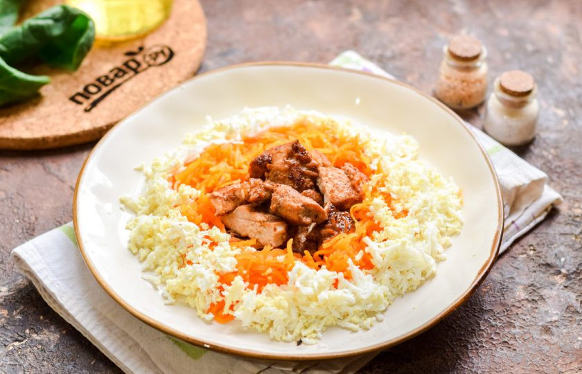 1. Этап. Салат Алматинский: Далее выложите слой куриных яиц — вокруг моркови.